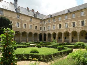 800px-Redon_StSauveur_cloître-300x225